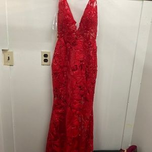 Dress worn for one night .. size 4 .. sized down to 2 can be taken out.